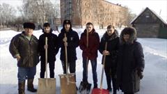 Волонтеры колледжа вышли на уборку снега